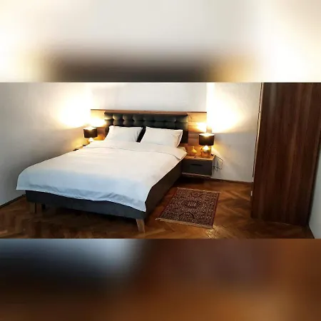 Piata Sfatului Апартаменти *